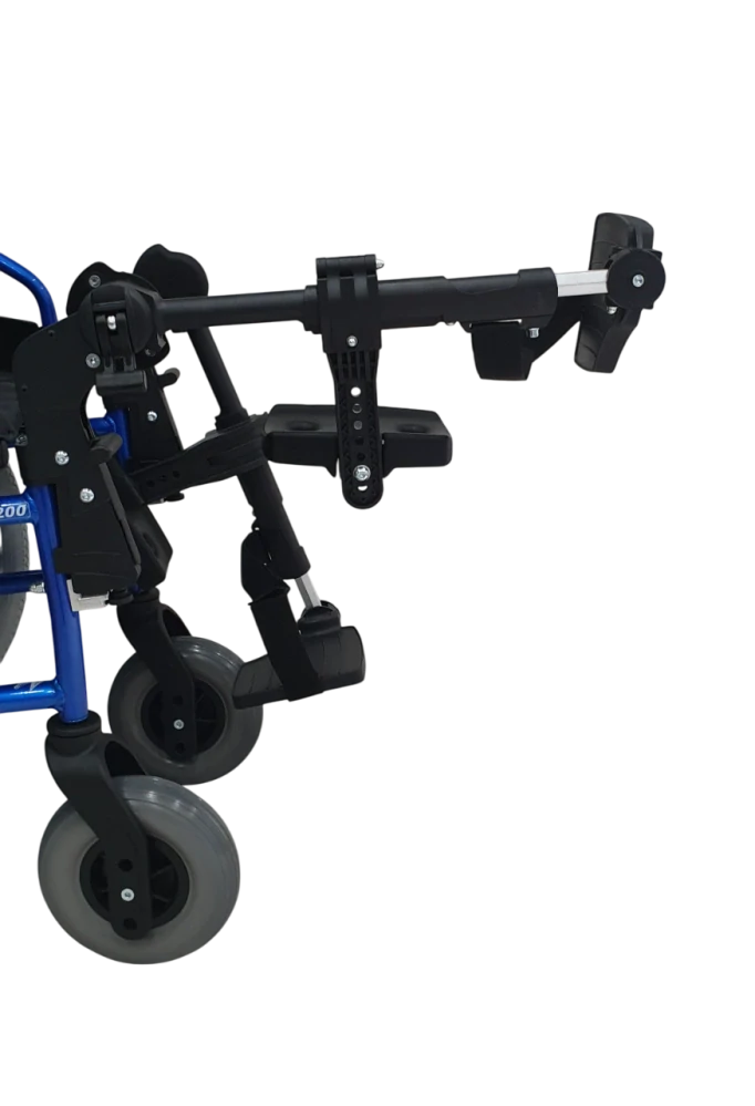 Mechanický invalidný vozík odľahčený, polohovateľné stupačky